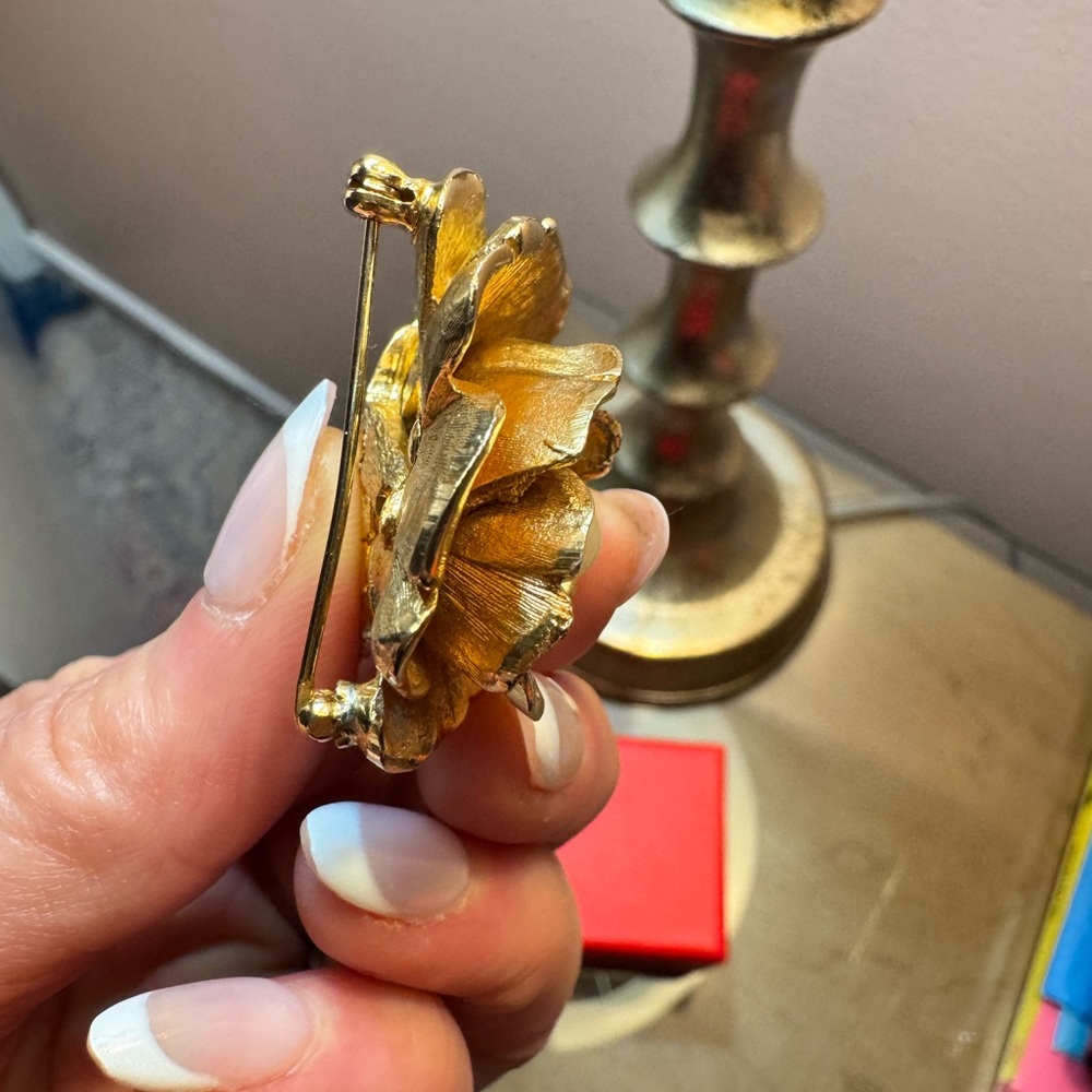 Elegant Broucher Vintage Gold Flower Brooch with a Stunning Pearl Center - Picture 4 of 6